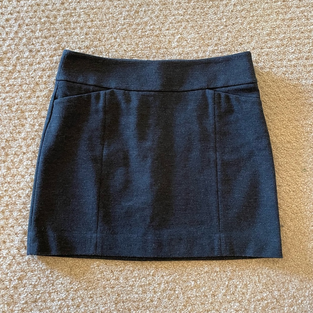 Mini grey knit skirt.